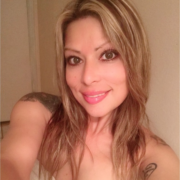 Meet your Posher, Danielle - Picture 2 of 2